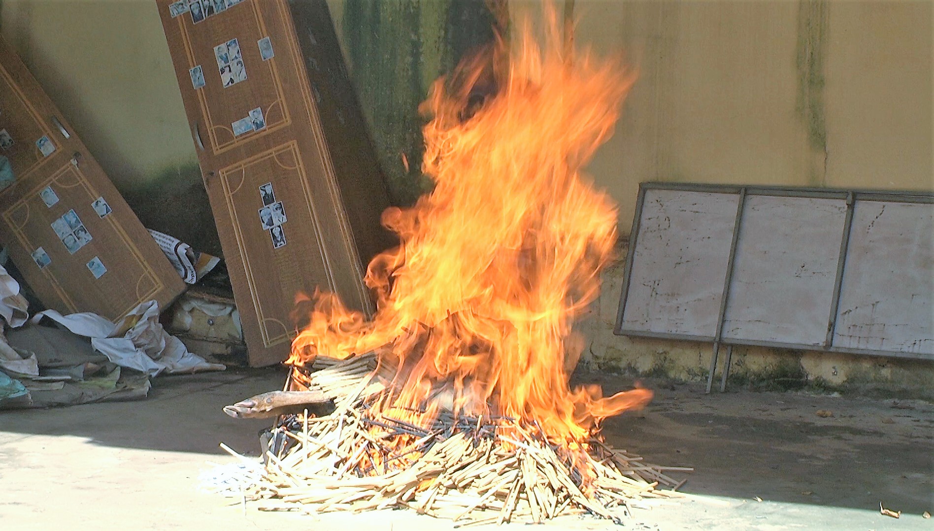 ngoan dunng.00_19_22_04.Still077